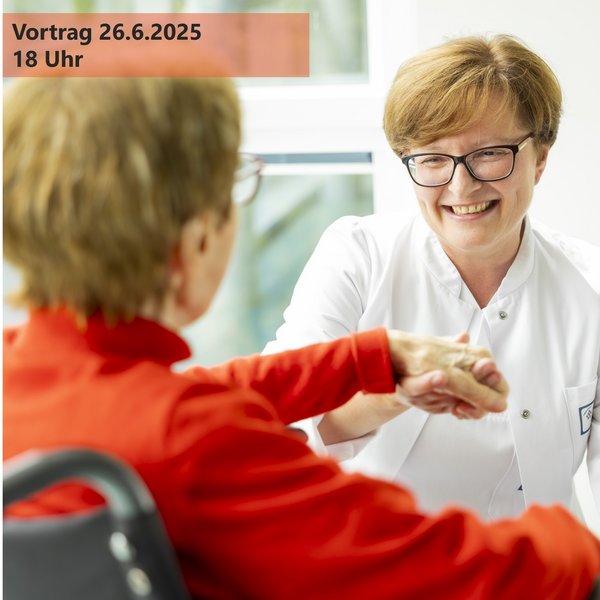 Eine Ärztin im Arztkittel lächelt einer Patientin zu, die man von hinten sieht. Die Patientin sitzt im Rollstuhl. Beide halten sich an den Händen. Oben links steht die der Termin für den Vortrag Fit im Alter: 26.6.2025, 18 Uhr